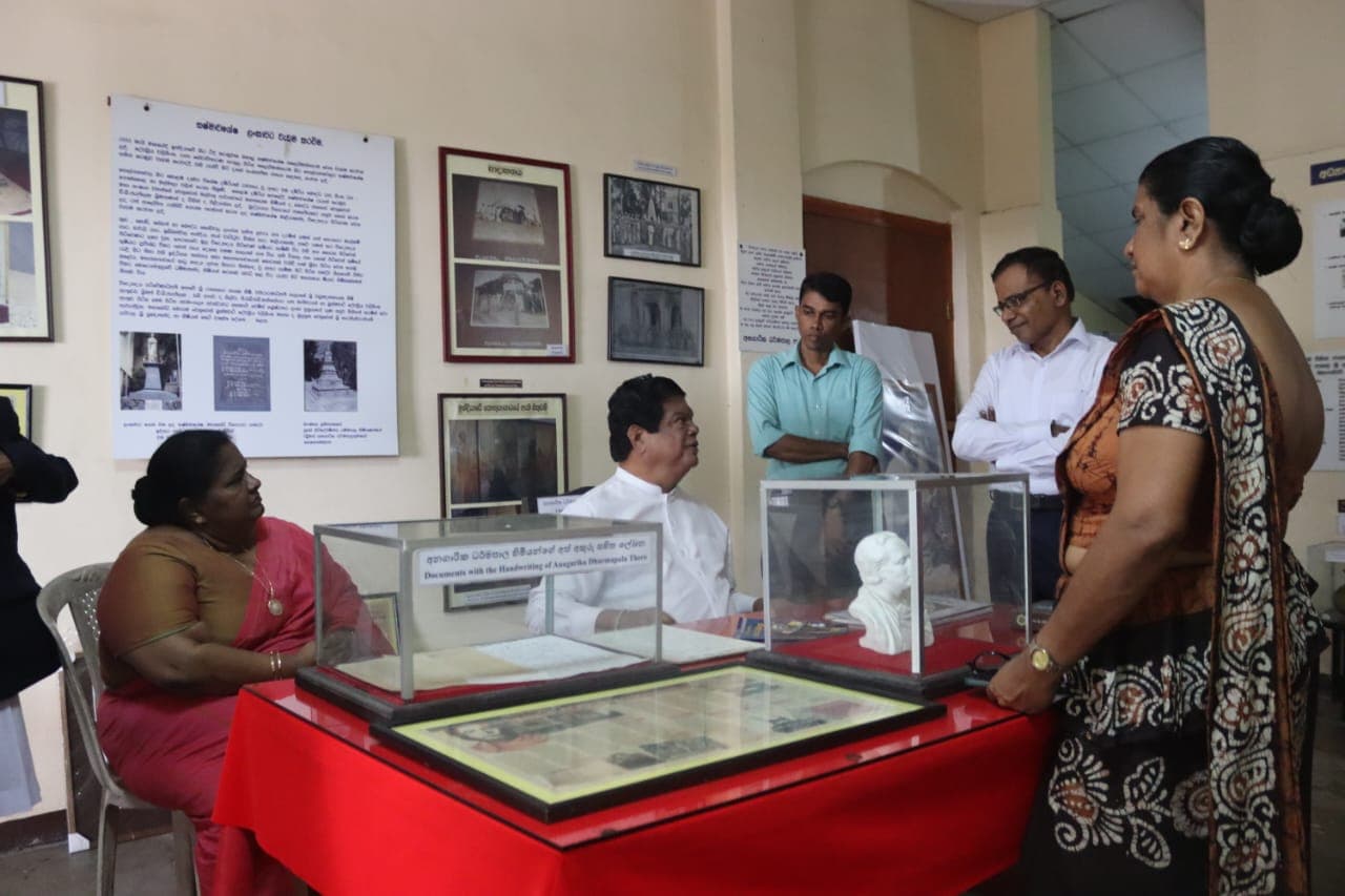 Mr. Bandula Gunawardena Visits the Museum