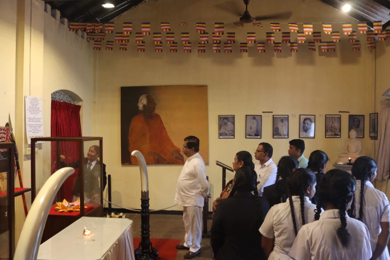 Mr. Bandula Gunawardena Visits the Museum 2
